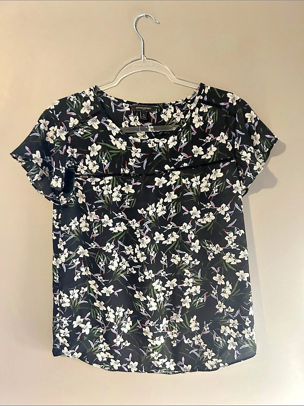 Banana Republic Floral Short Sleeve Top in Black & White (Small)